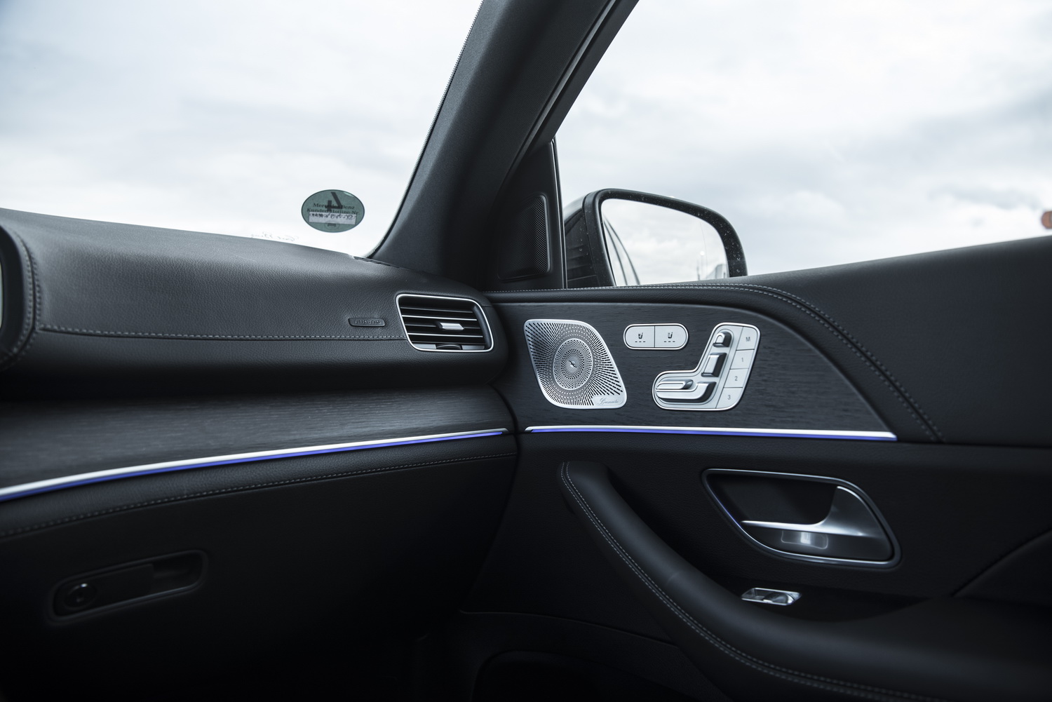 Die silbernen Sitzverstell-Bedienelemente und Schalter für die Sitzheizung an der Tür eines Mercedes GLE 350 de.