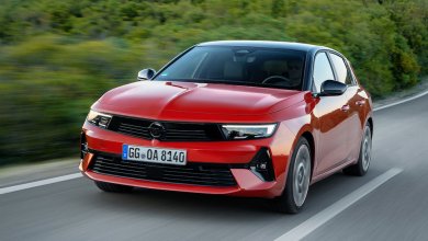 Opel Astra in rot fährt auf Landstraße
