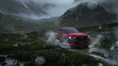 Mazda CX-60 fährt durch Schlammlache