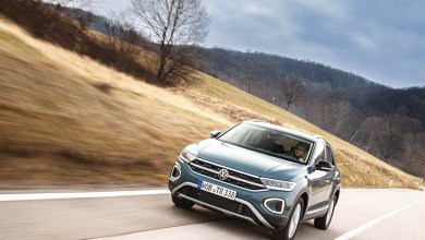 VW T-Roc fährt auf einer Landstraße