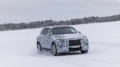 Mercedes-Benz EQS SUV auf Schnee vorn