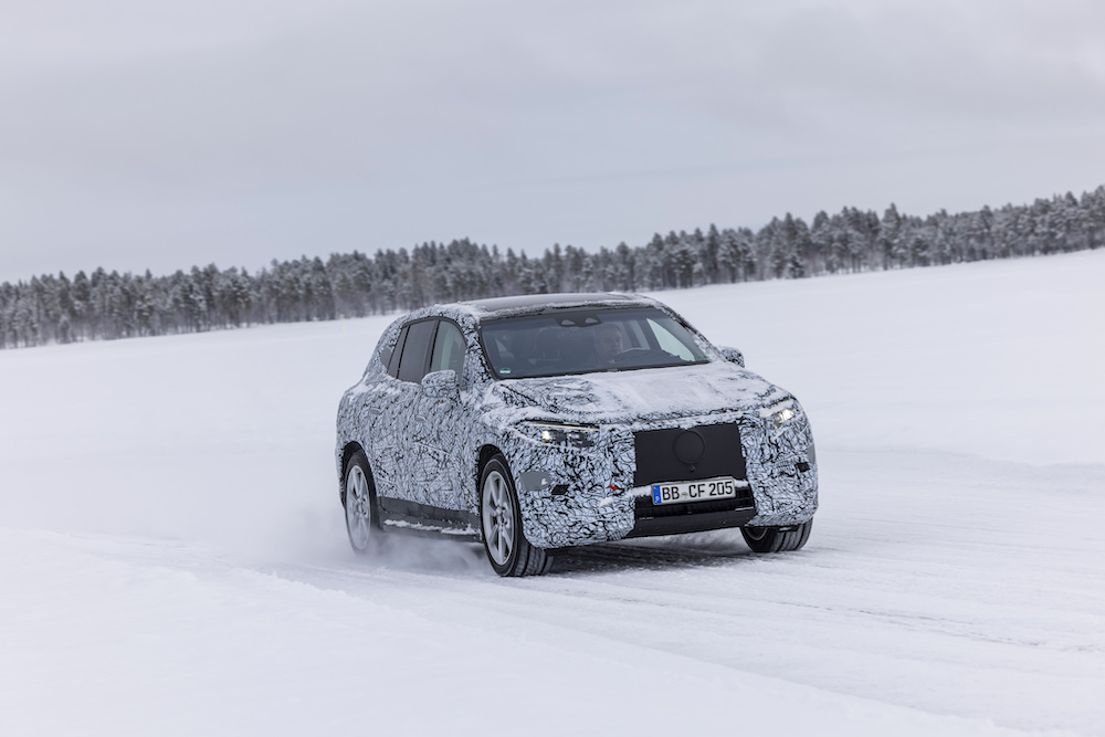 Mercedes-Benz EQS SUV auf Schnee vorn