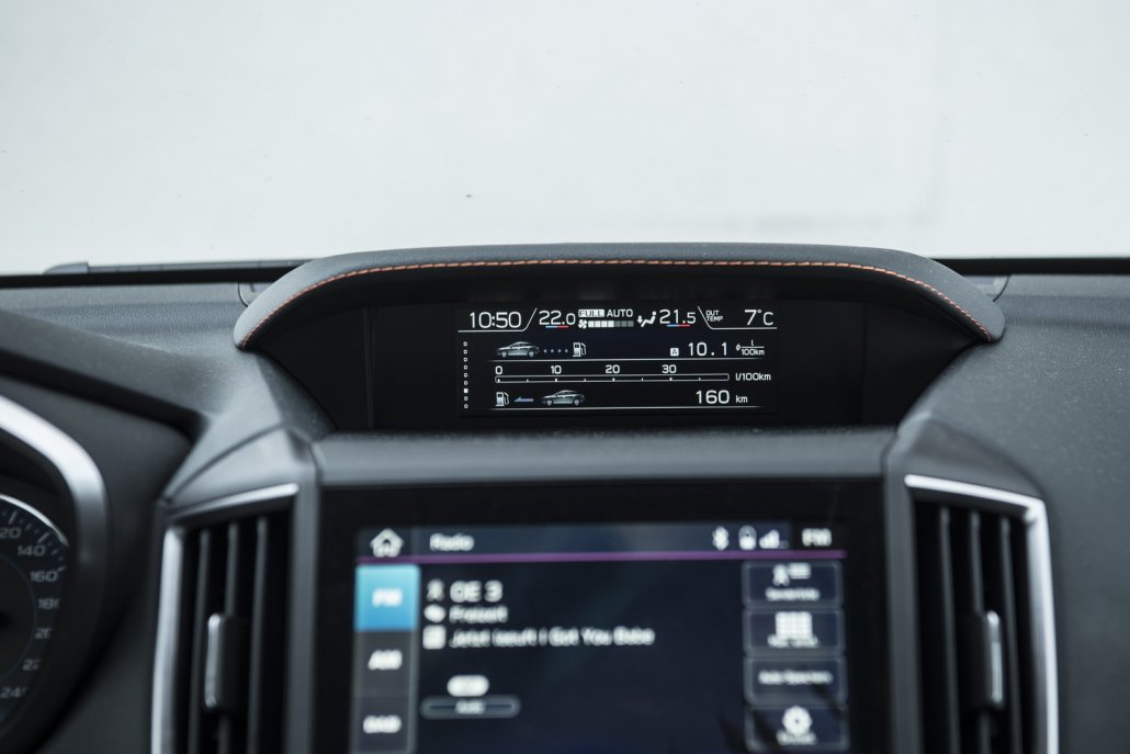 Über dem Touchscreen auf der Mittelkonsole befindet sich ein zweites Display, auf dem Fahrzeuginformationen dargestellt werden.