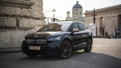 Front eines schwarzen Skoda Enyaq