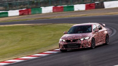 Ein stark getarnter Honda Civic Type R 2023 fährt durch eine Kurve in Suzuka.