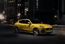 Maserati Grecale fährt in der Nacht durch die Stadt
