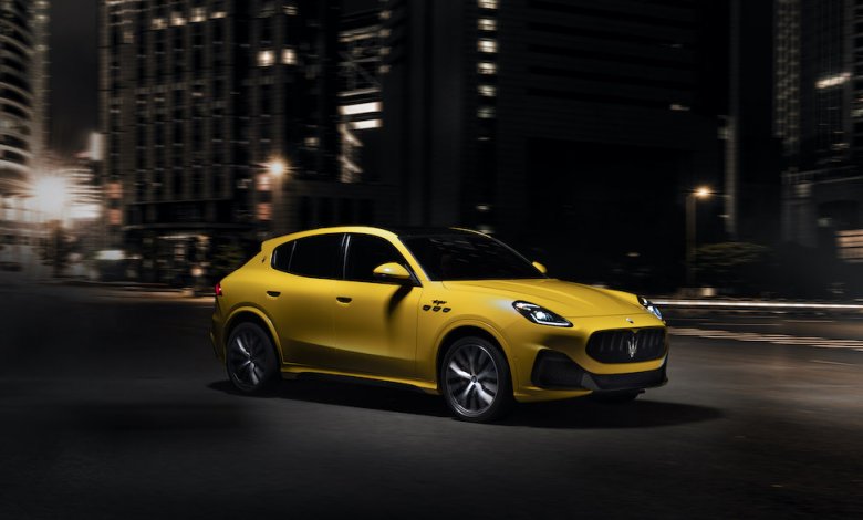 Maserati Grecale fährt in der Nacht durch die Stadt