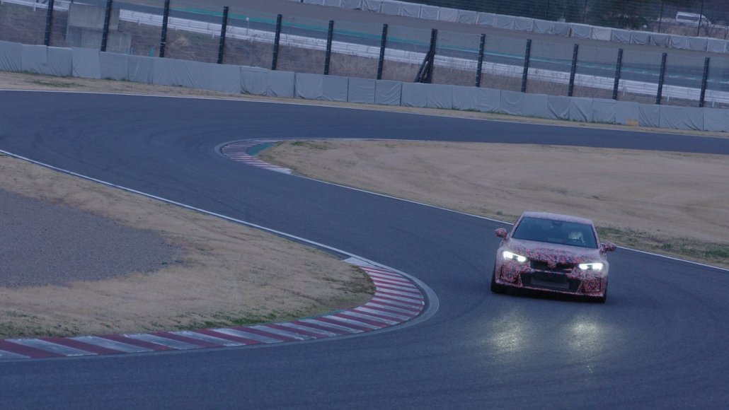 Ein stark getarnter Honda Civic Type R fährt durch eine S-Kurve in Suzuka.