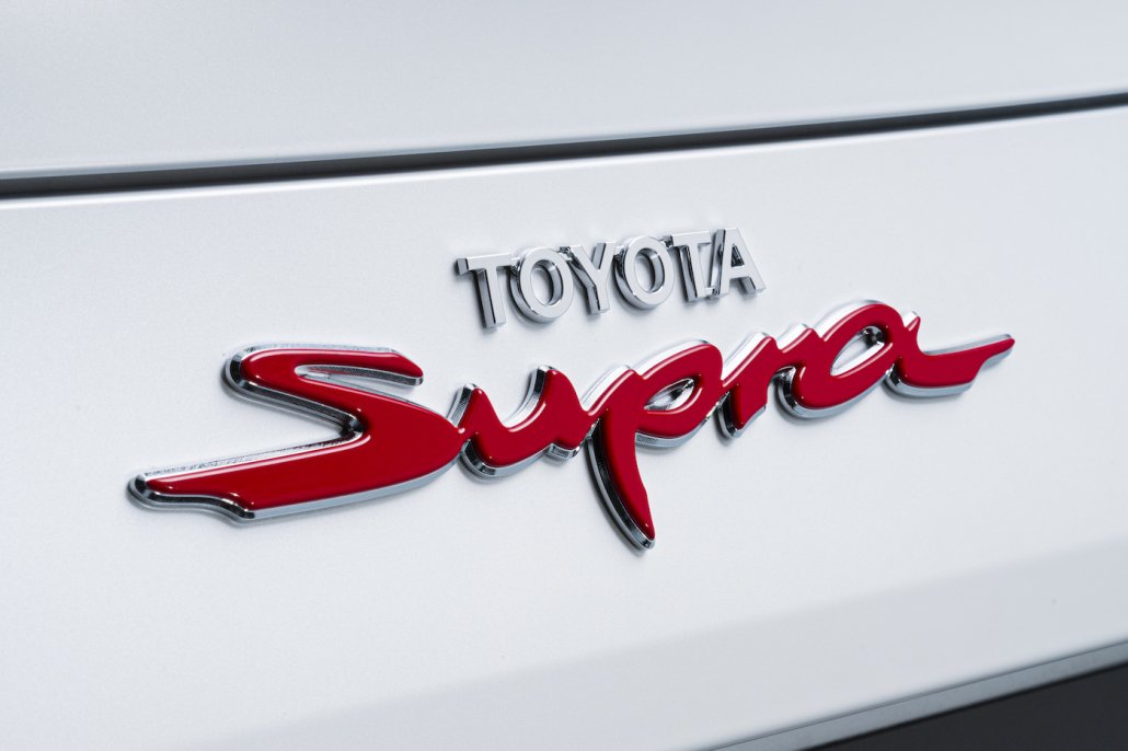 Toyota Supra-Schriftzug am Heck eines weißen Toyota Supra