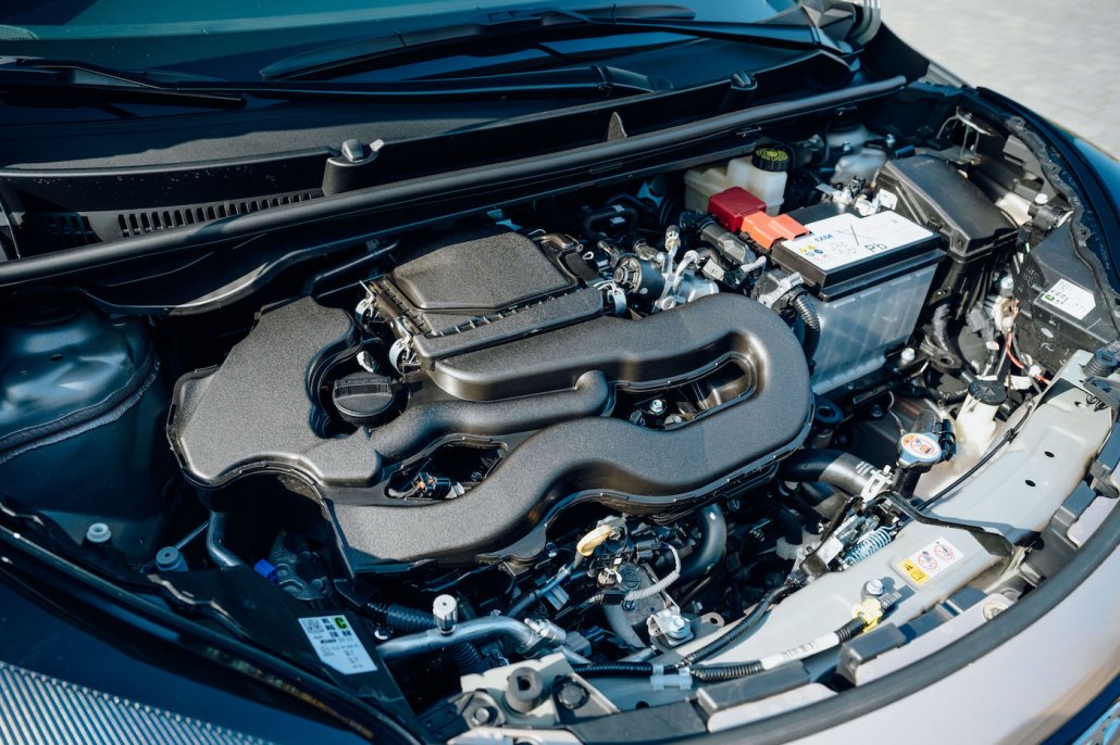 Die Motorhaube eines Toyota Aygo X ist geöffnet und gibt den Blick auf den Einliter-Dreizylinder frei.
