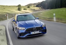 Ein blaues Mercedes-AMG C 43 T-Modell fährt auf einer Landstraße