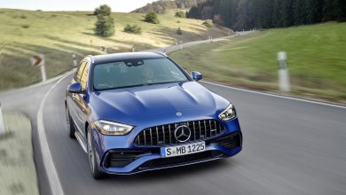 Ein blaues Mercedes-AMG C 43 T-Modell fährt auf einer Landstraße