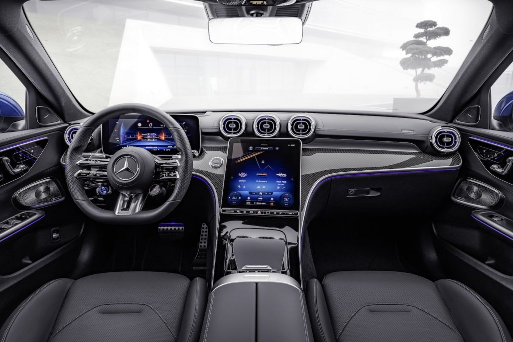 Innenraum mit Carbon-Applikationen und schwarzem Leder des Mercedes-AMG C 43
