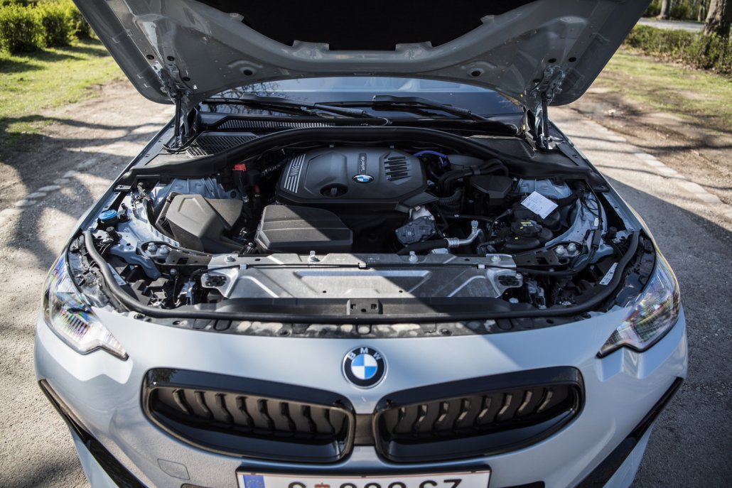 Die geöffnete Motorhaube eines grauen BMW 220d Coupés gibt einen Blick auf den Vierzylinder-Diesel frei.