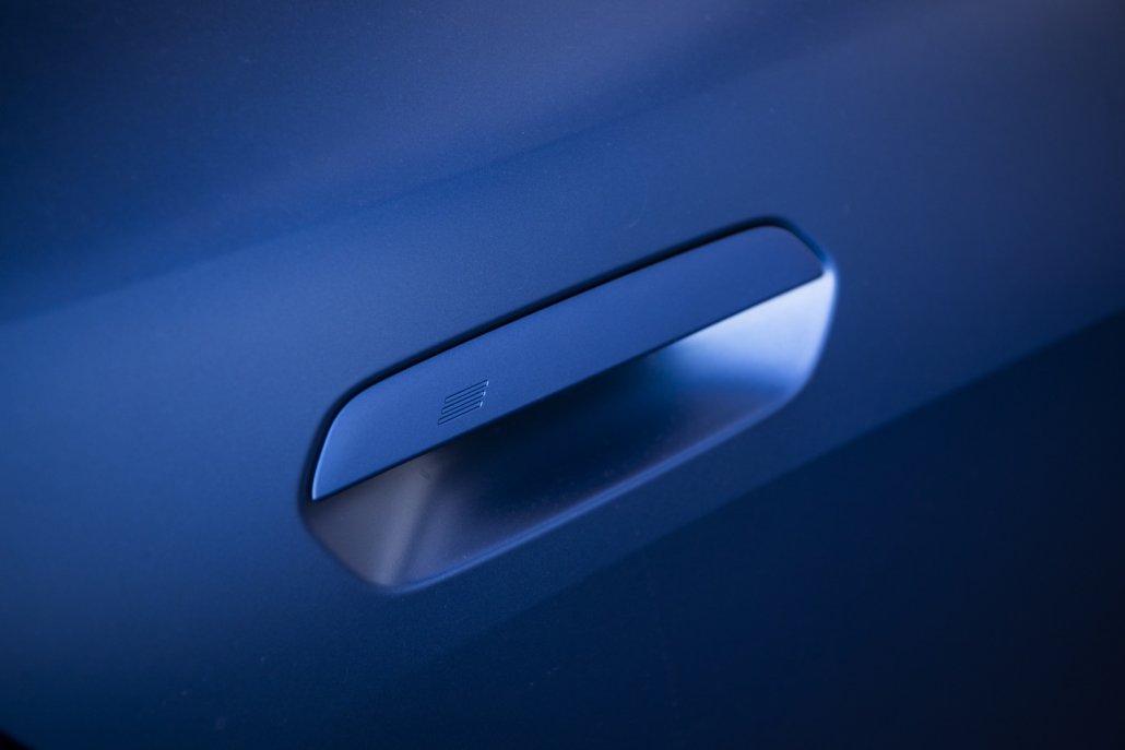 Der in der Karosserie integrierte Türgriff eines blauen BMW i4 M50.