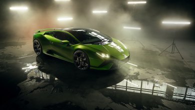 Lamborghini Huracán Tecnica in Grün vor Scheinwerfern