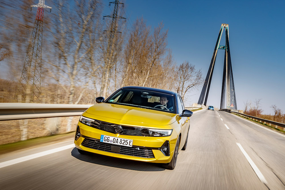 Opel Astra in Gelb fährt auf Landstraße