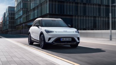 Smart #1 fährt vor eine modernen Glasfassade