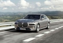 Grauer BMW i7 fährt auf einer Landstraße