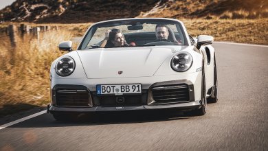 Hellgrauer Brabus 820 fährt auf einer Landstraße