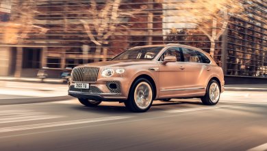 Ein Bentley Bentayga EWB fährt durch die Stadt