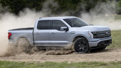 Ein silberner Ford F-150 Lightning driftet um die Kurve