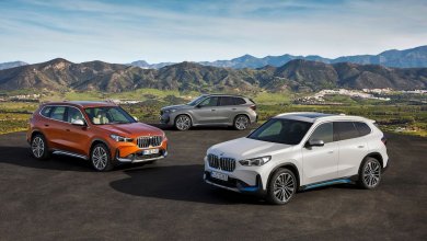 Drei BMW X1 stehen auf einer Asphaltfläche