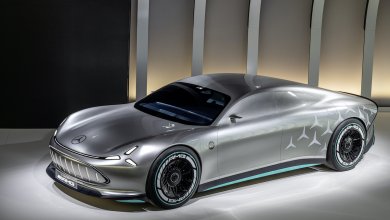 Silberner Mercedes Vision AMG steht auf einer Bühne