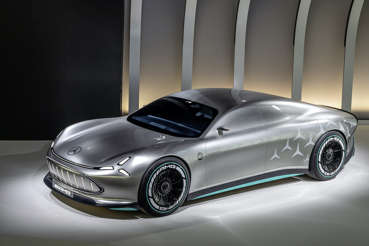 Silberner Mercedes Vision AMG steht auf einer Bühne