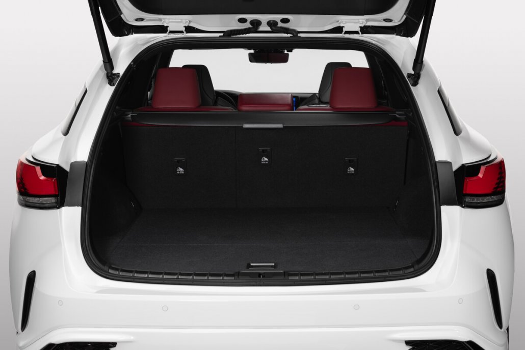 Geöffnete Kofferraumklappe eines weißen Lexus RX