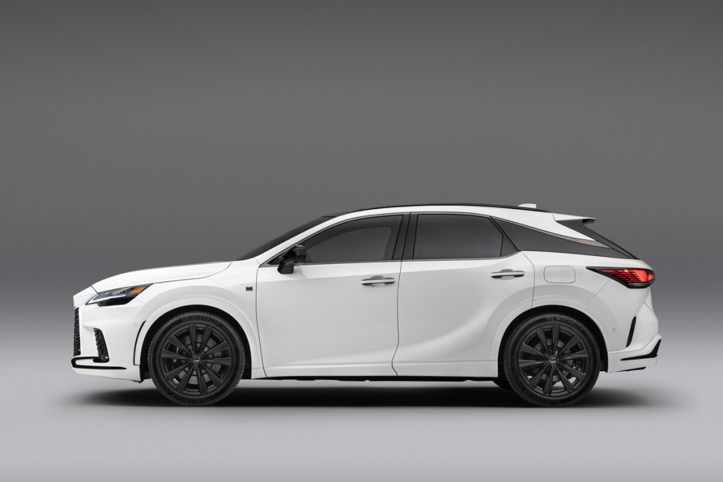 Ein weißer Lexus RX 2023 steht in einem Studio