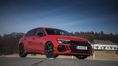 Ein roter Audi RS 3 steht quer auf einer Landstraße