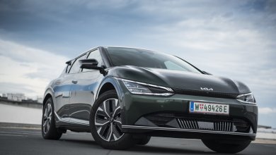 Ein grüner Kia EV6 mit wolkigem Himmel im Hintergrund