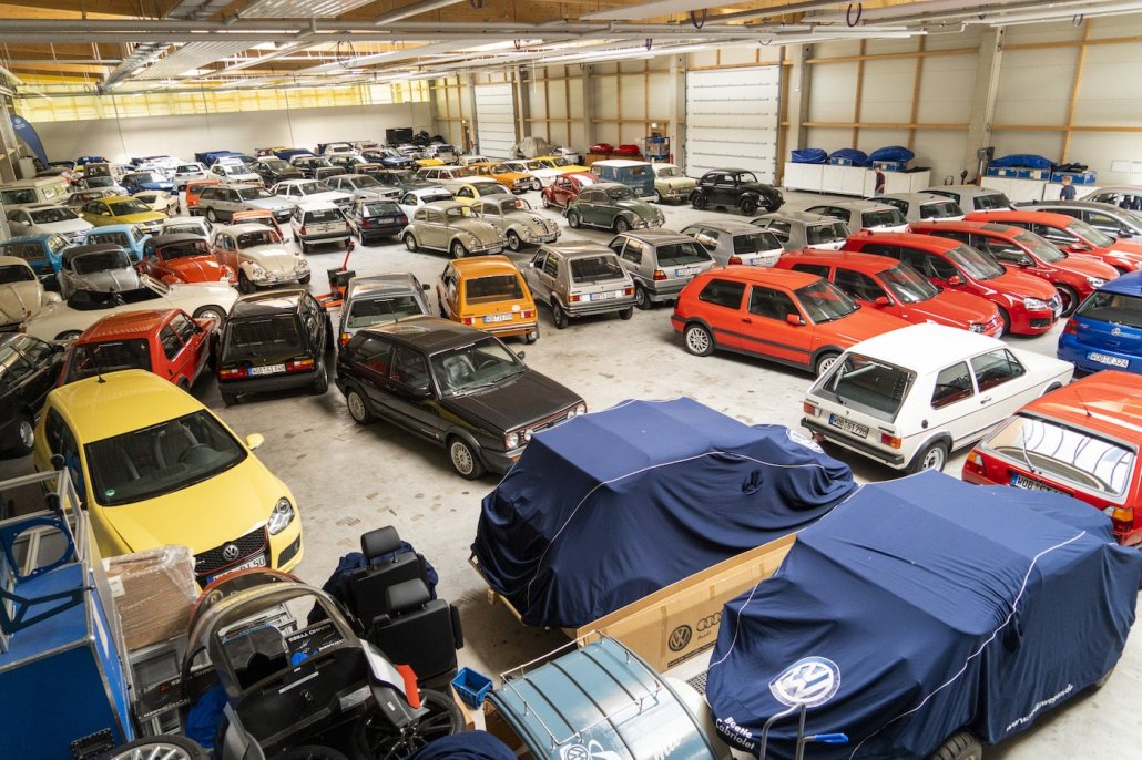 Eine Halle voller alter Volkswagen-Autos