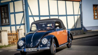 Ein Hebmüller Käfer fährt durch ein Dorf