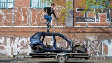 Stefan Draschan bezwingt mit seinem Fahrrad ein Auto