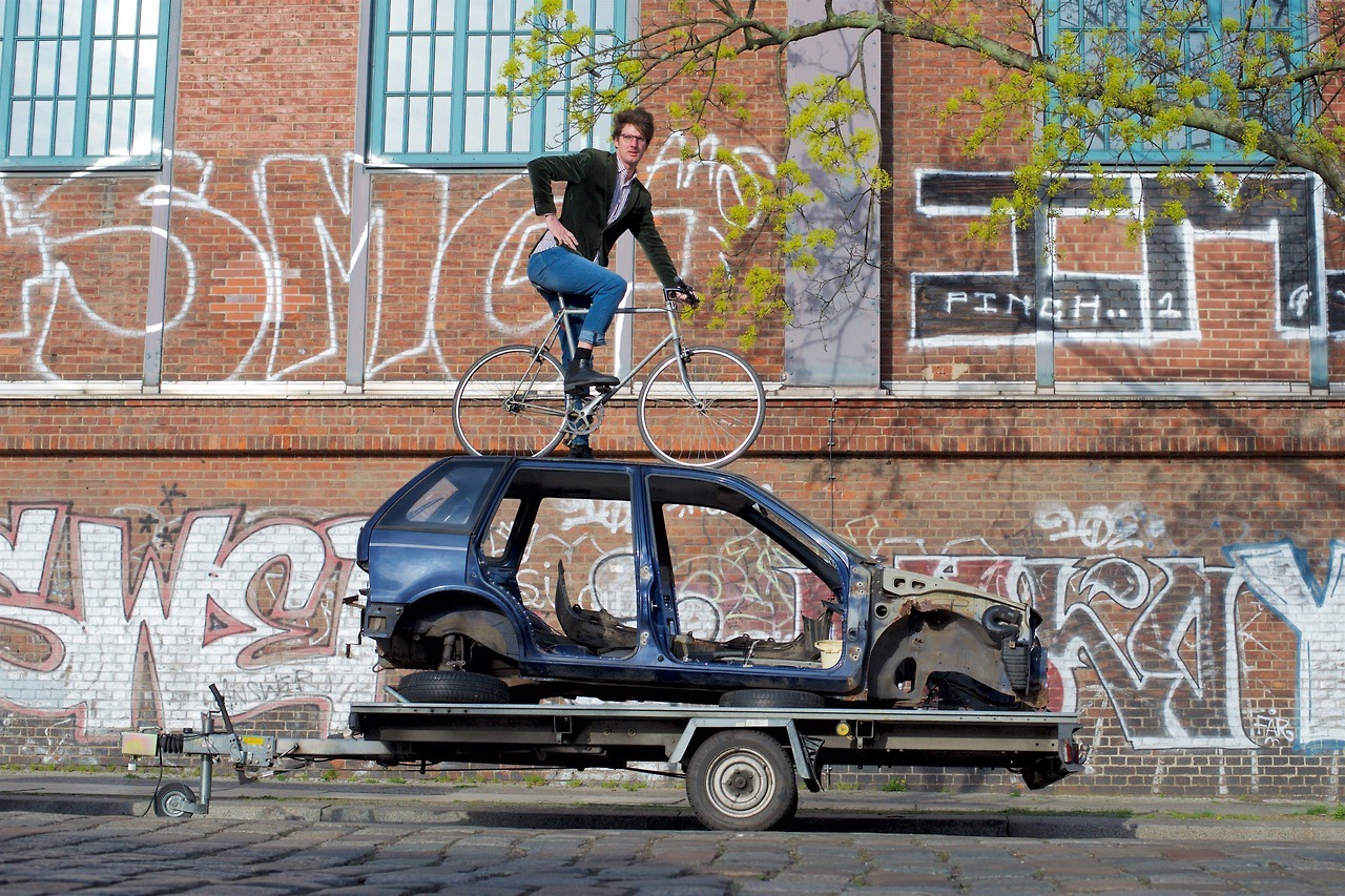 Stefan Draschan bezwingt mit seinem Fahrrad ein Auto