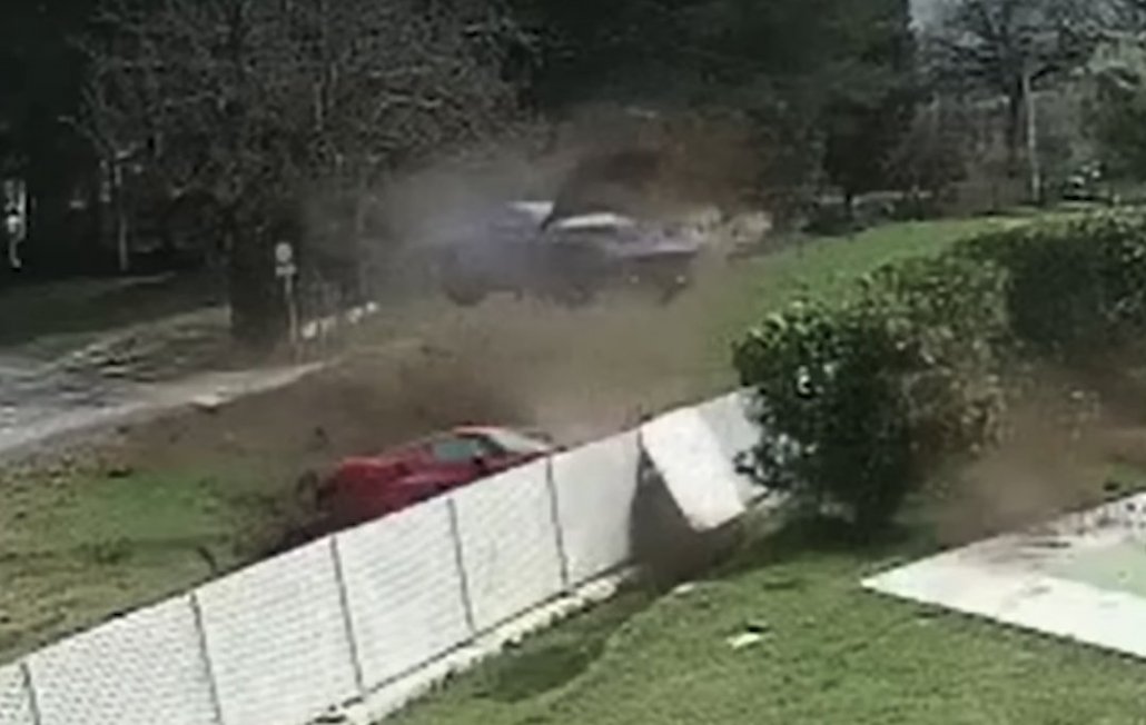 Ferrari Crash: Zwei Genies im Gartenzaun