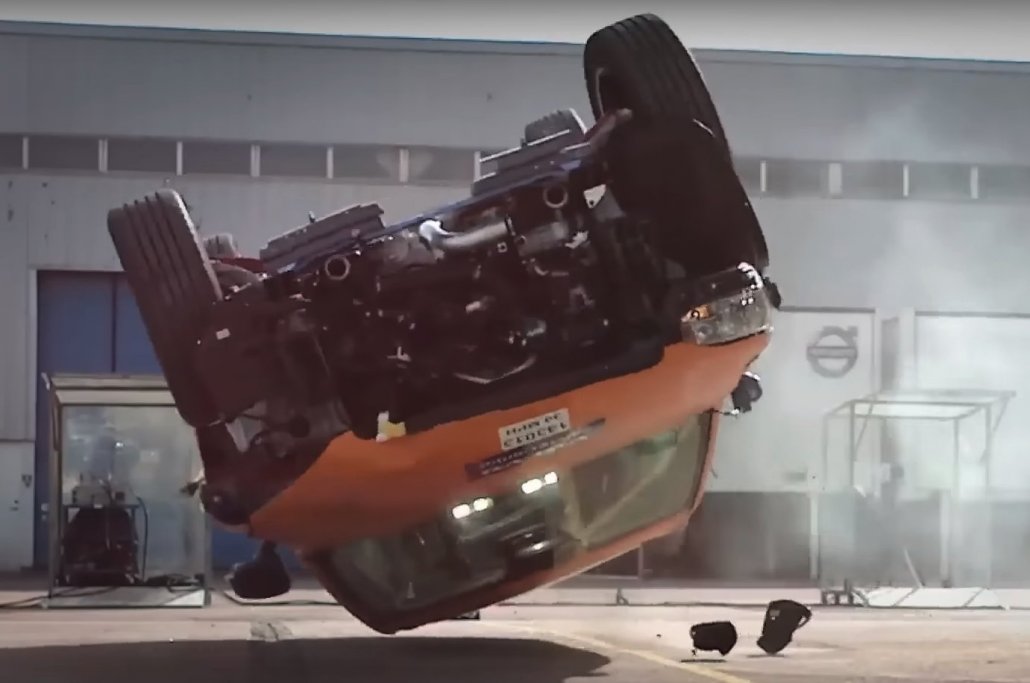 Video: Hardcore-Crashtest mit Überschlag