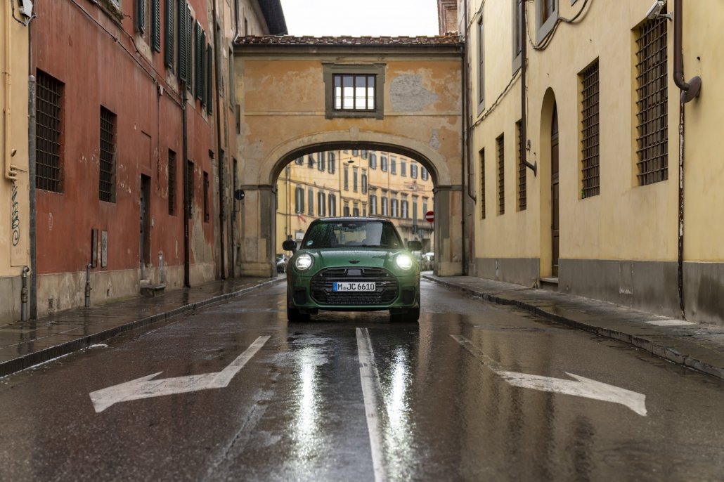 MINI Cooper mit und ohne E: Herzerln im Tank