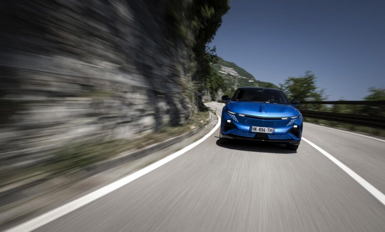 Alpine A390 GTS in Fahrt, Seitenprofil mit 21-Zoll-Rädern