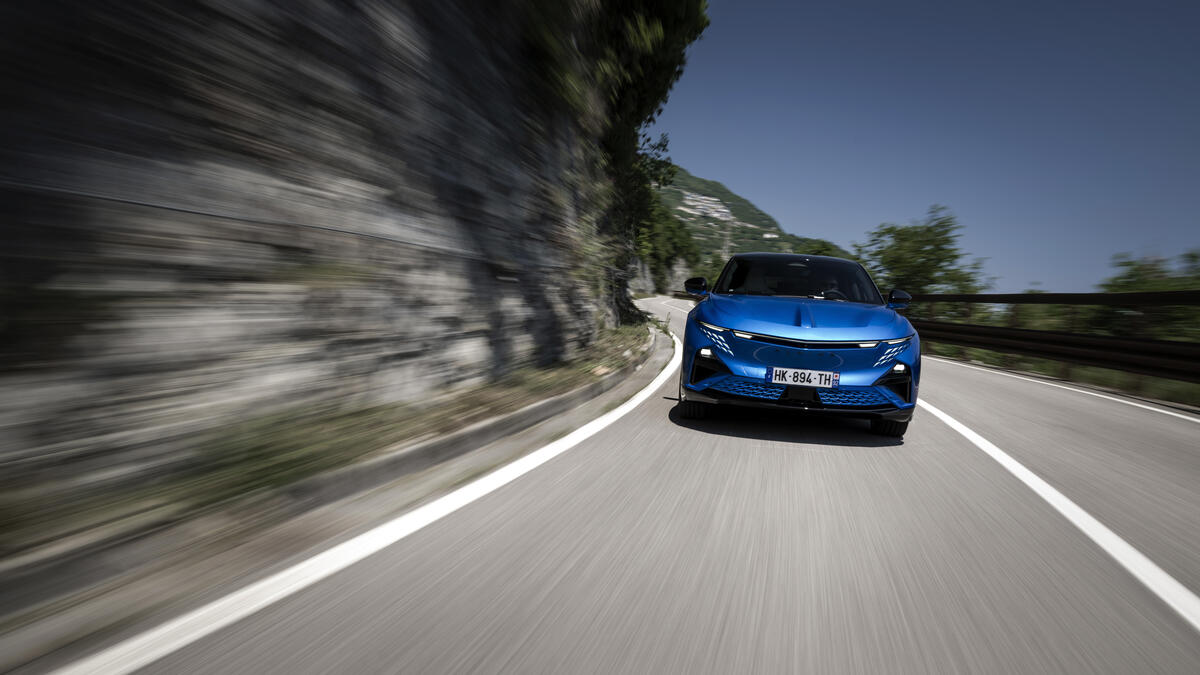 Alpine A390 GTS in Fahrt, Seitenprofil mit 21-Zoll-Rädern