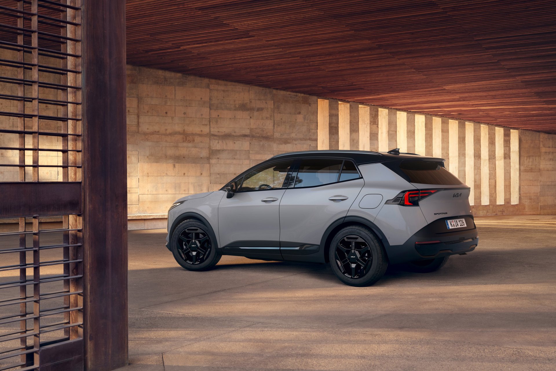 Kia Sportage Black Edition in der Seitenansicht mit hochglanzschwarzen Felgen