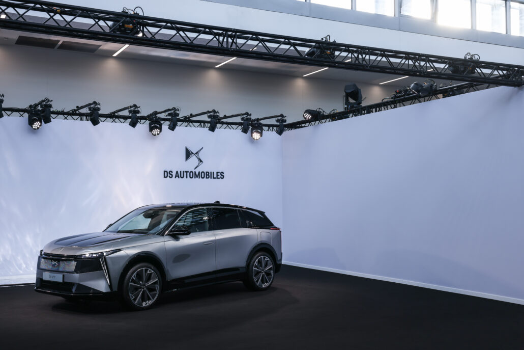 DS N°7, Außenansicht in Palladium-Grau mit schwarzem Dach