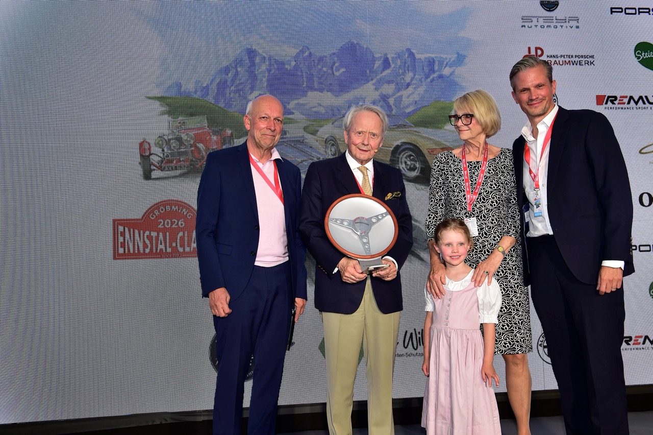 Dr. Wolfgang Porsche erhält die Helmut Zwickl Memorial Trophy