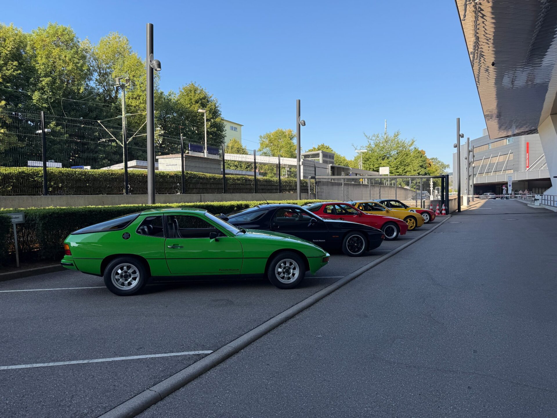 Grüner Porsche 924 vor weiteren Transaxle-Modellen
