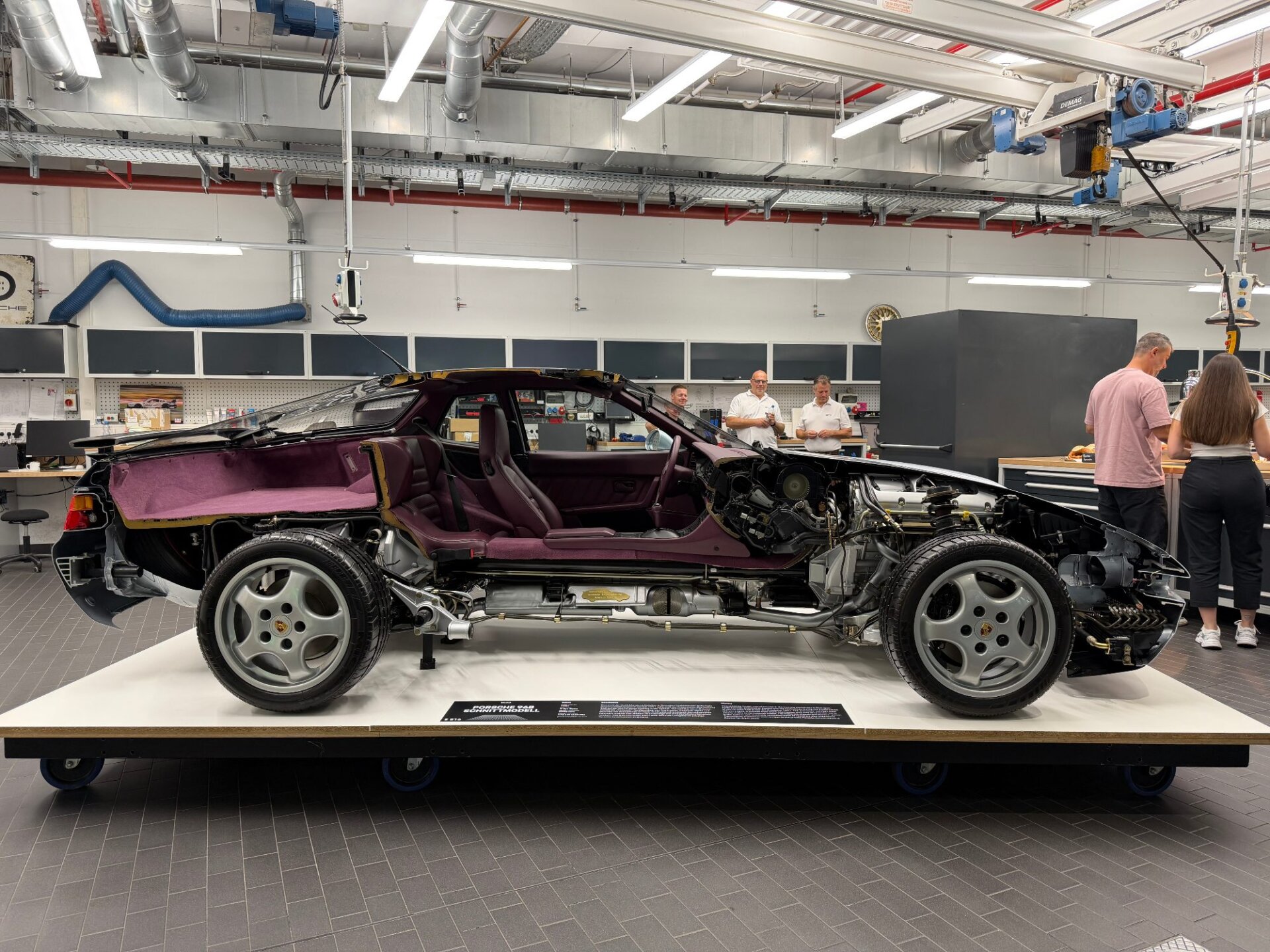 Rohkarosse eines Porsche 928 als Ausstellungsexponat