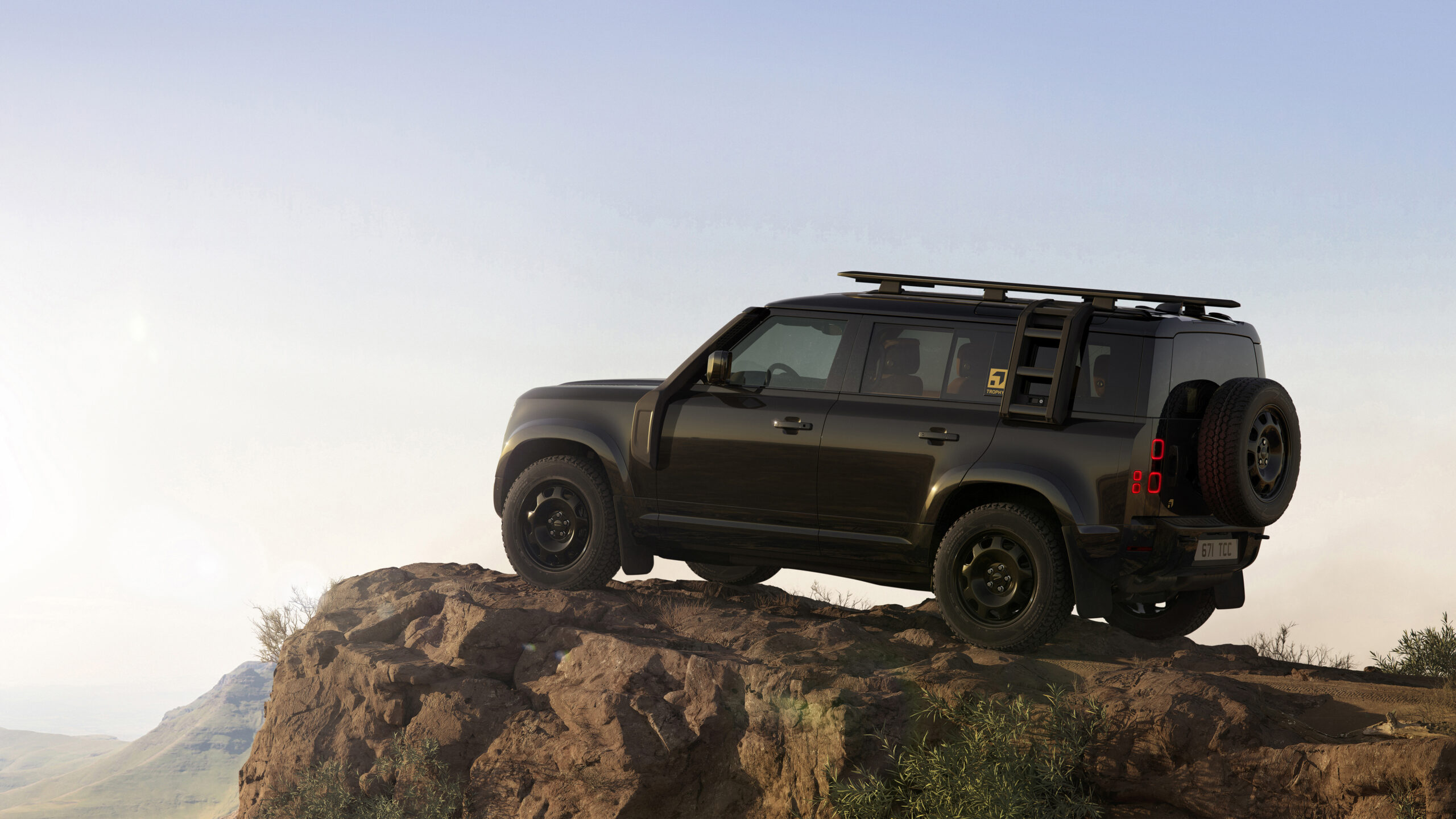 Land Rover Defender 110 Trophy Edition in Santorini Black, Außenansicht