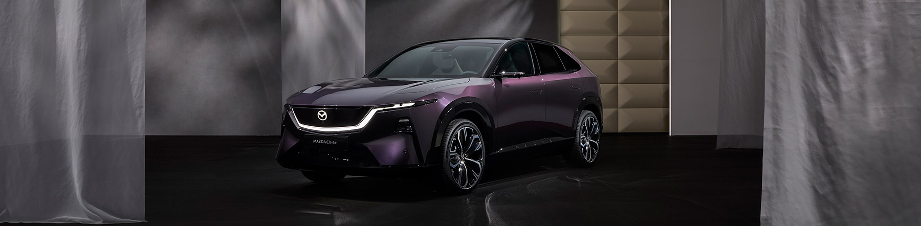Front des Mazda CX-6e mit integrierten Aero-Lüftungsöffnungen