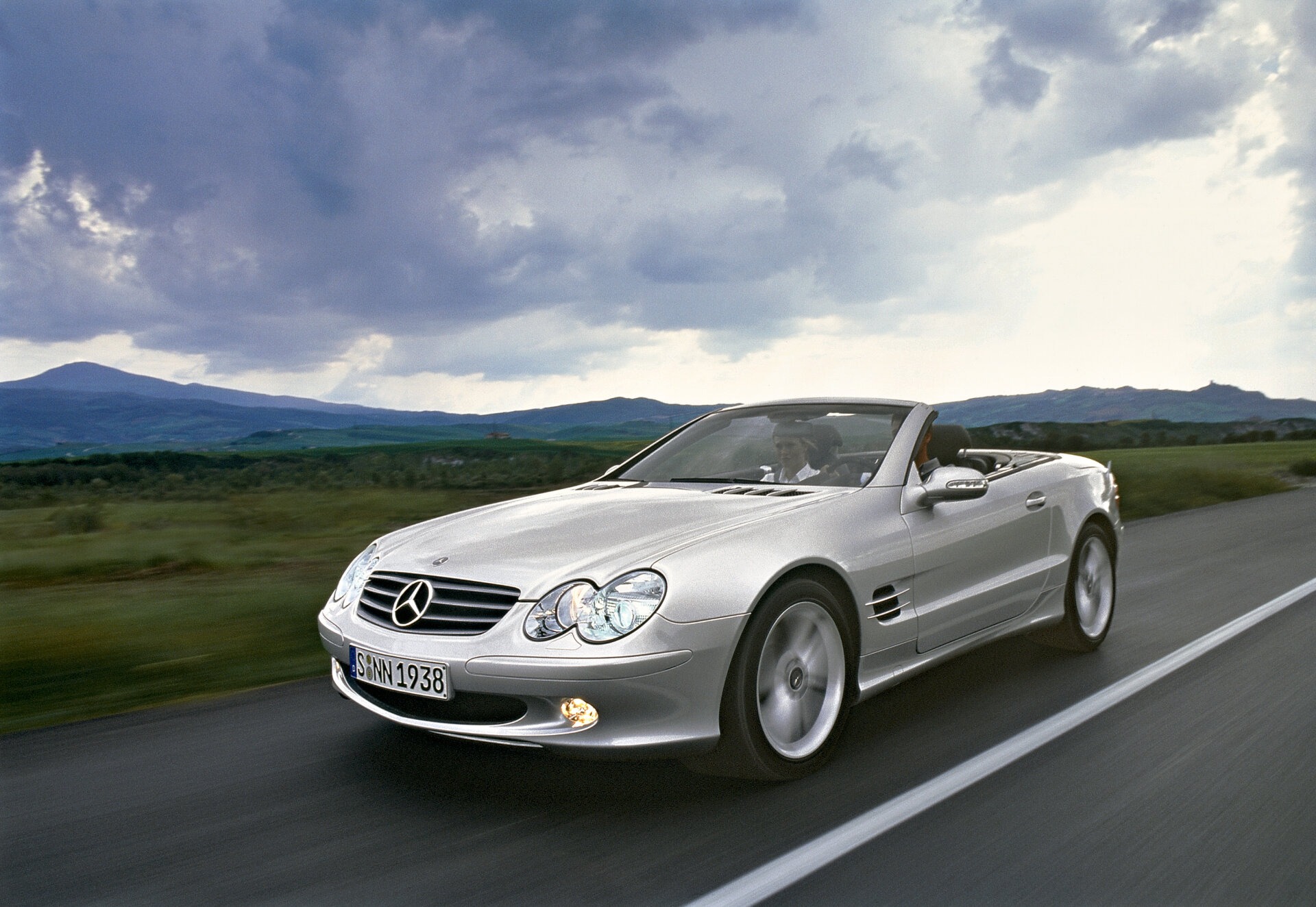 Mercedes-Benz SL 500 der Baureihe R230, Fahraufnahme von links vorn aus dem Jahr 2001